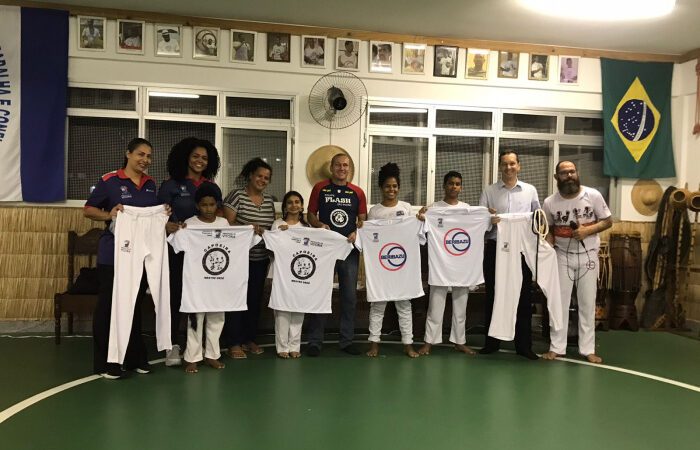 Alunos de capoeira recebem novos uniformes em São Pedro