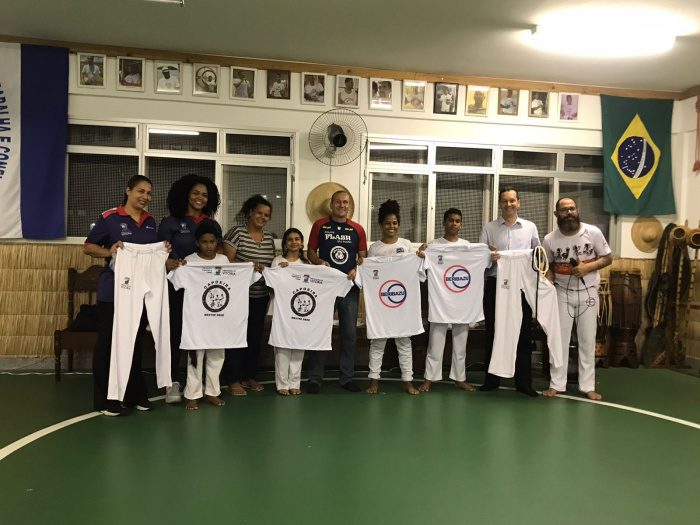 Alunos de capoeira recebem novos uniformes em São Pedro