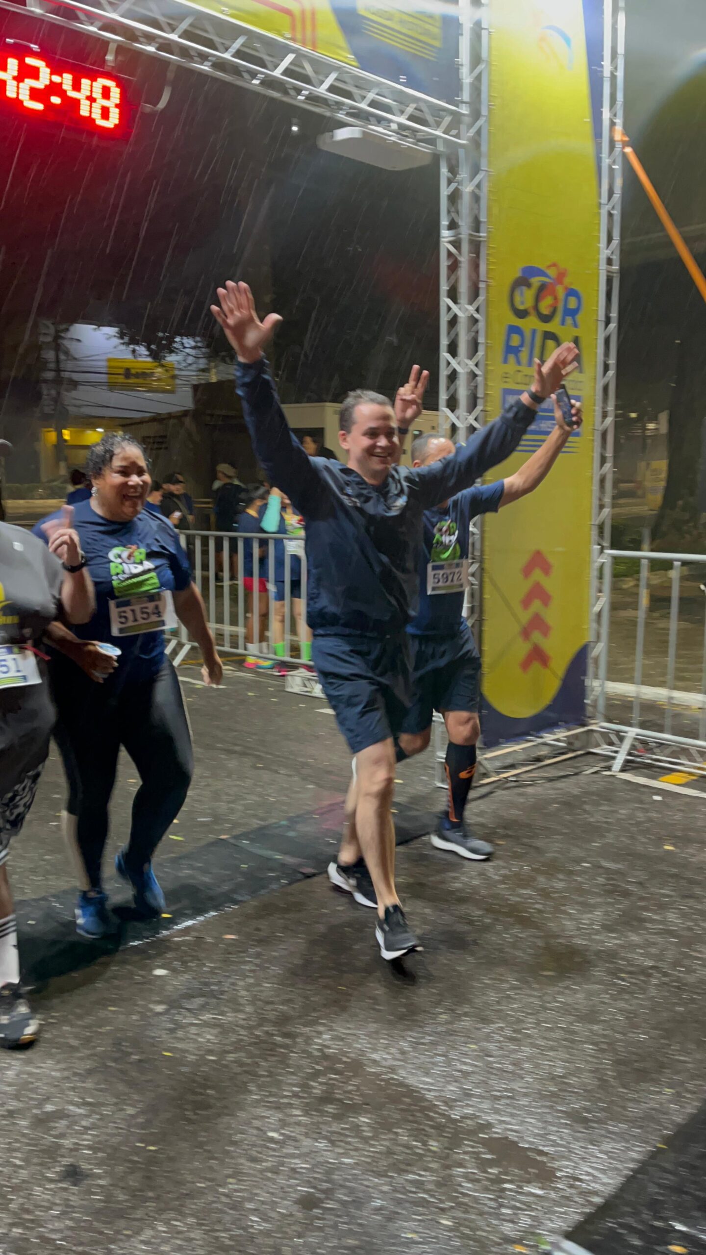 Pazolini participa de corrida noturna em Vitória que destaca história, arte e cultura do centro da Capital