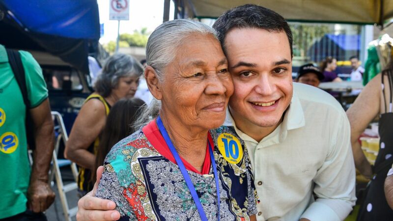 Pazolini celebra com funk e abraços enquanto ouve moradores na feira de Jardim Camburi