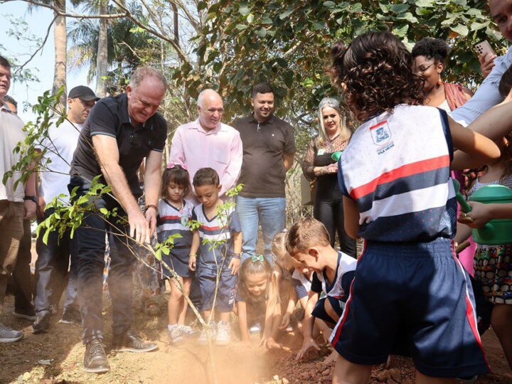 Governador recebe alunos do Ensino Infantil para plantio de ipês na Residência Oficial