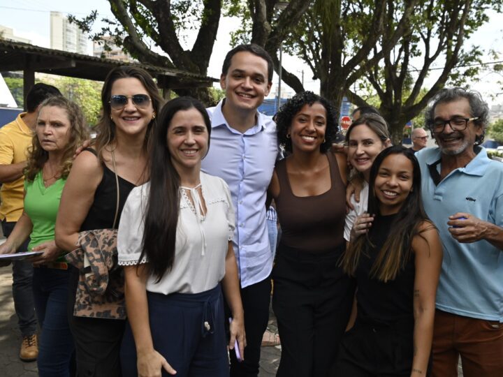 Pazolini e Cris homenageiam servidores de Vitória e anunciam adiantamento do 13º salário