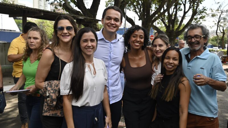 Pazolini e Cris homenageiam servidores de Vitória e anunciam adiantamento do 13º salário