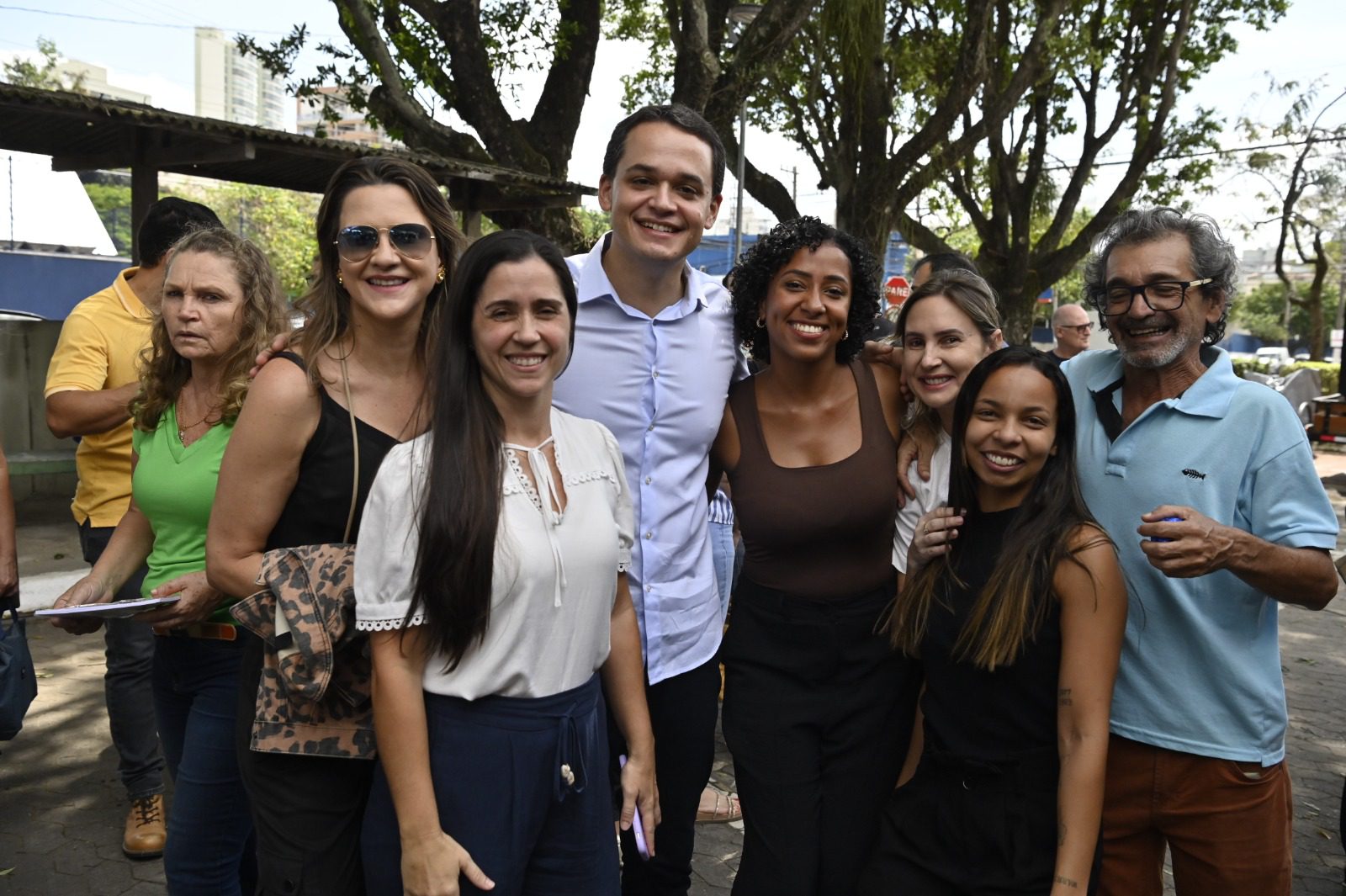 Pazolini e Cris homenageiam servidores de Vitória e anunciam adiantamento do 13º salário