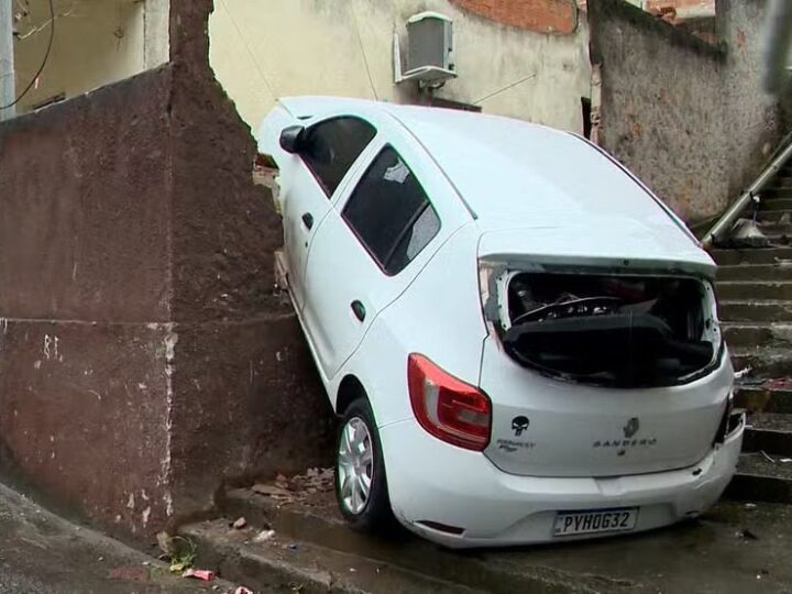 Carro de aplicativo despenca escadaria abaixo e atinge casa em Vitória