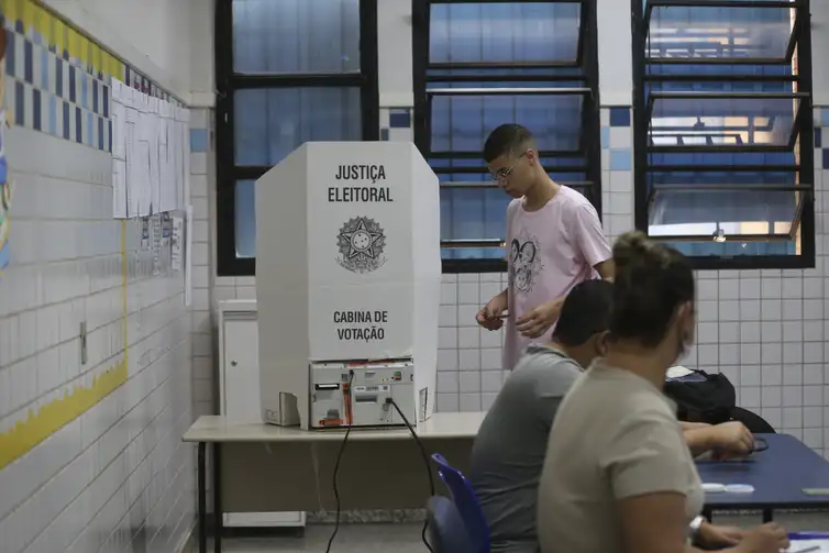 Acompanhe a votação em tempo real de acordo com sua cidade