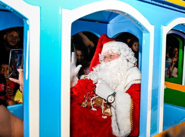 Natal dos Sonhos: Papai Noel chega pelo rio e neve transforma São Pedro em magia