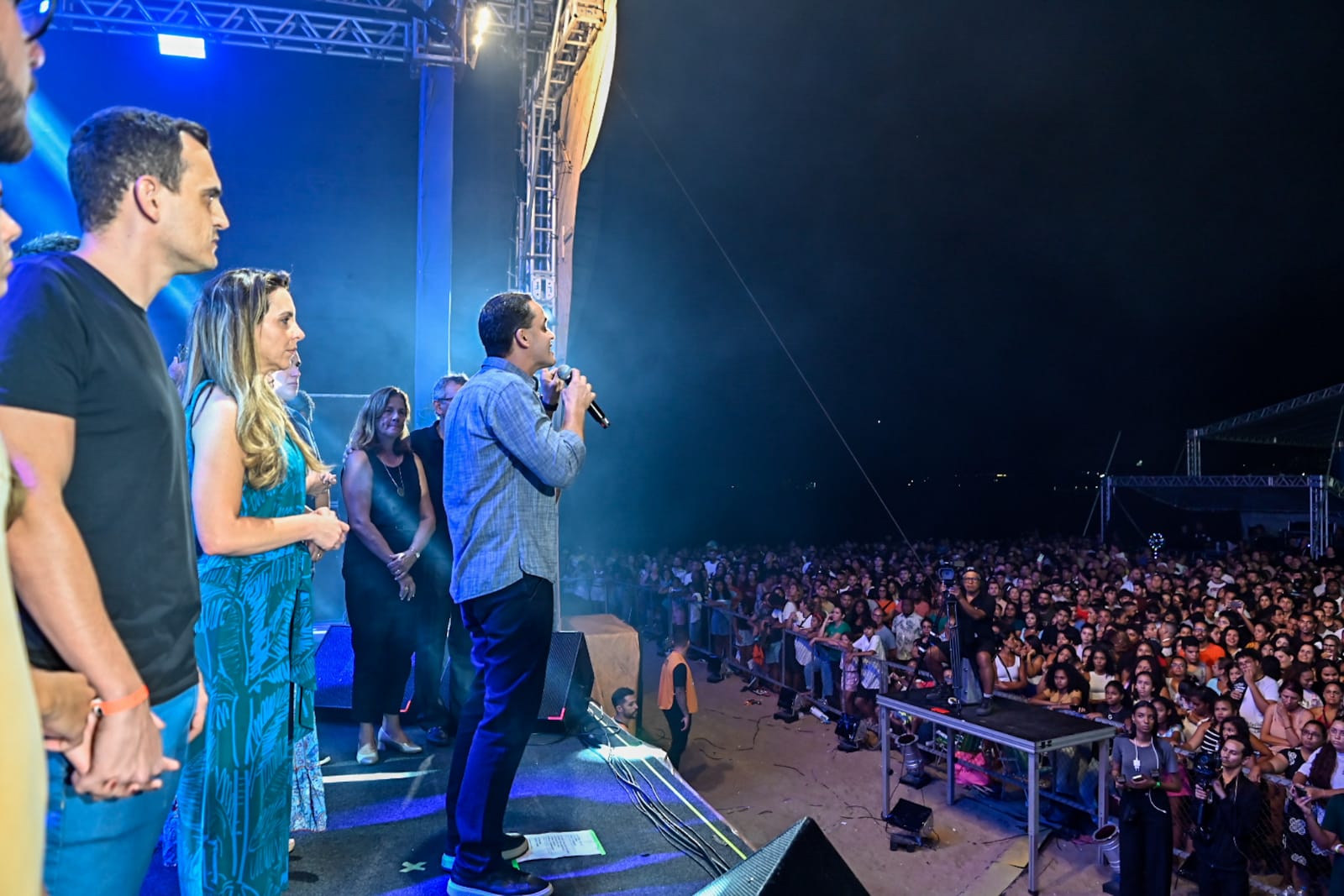 Jesus Vida Verão Reúne Multidão na Praia de Camburi em Noite de Fé e Louvor