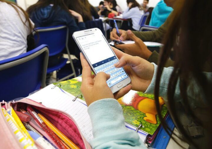 Nova Regra nas Escolas do ES: Celulares Proibidos no Retorno às Aulas