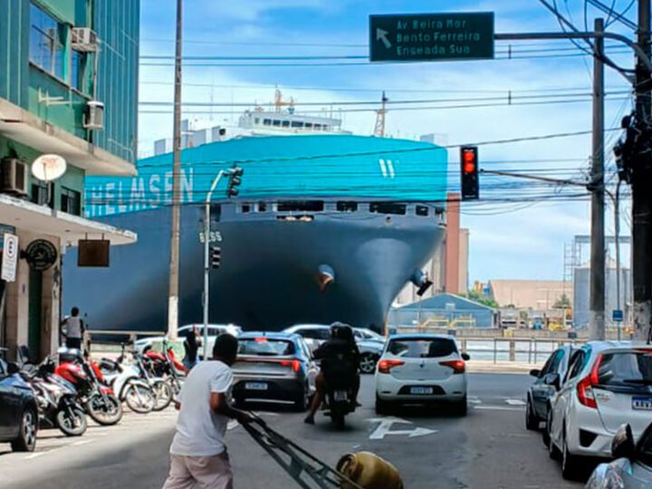 Gigantes do Mar: As Impressionantes Manobras de Navios no Centro de Vitória