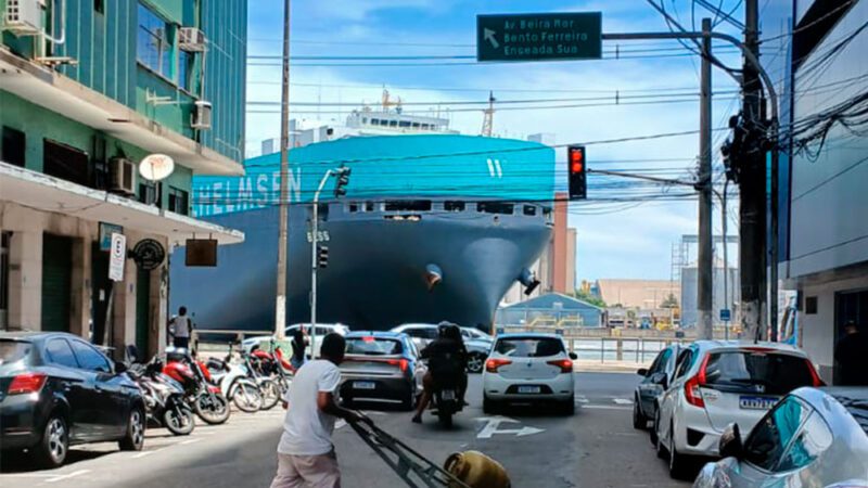 Gigantes do Mar: As Impressionantes Manobras de Navios no Centro de Vitória